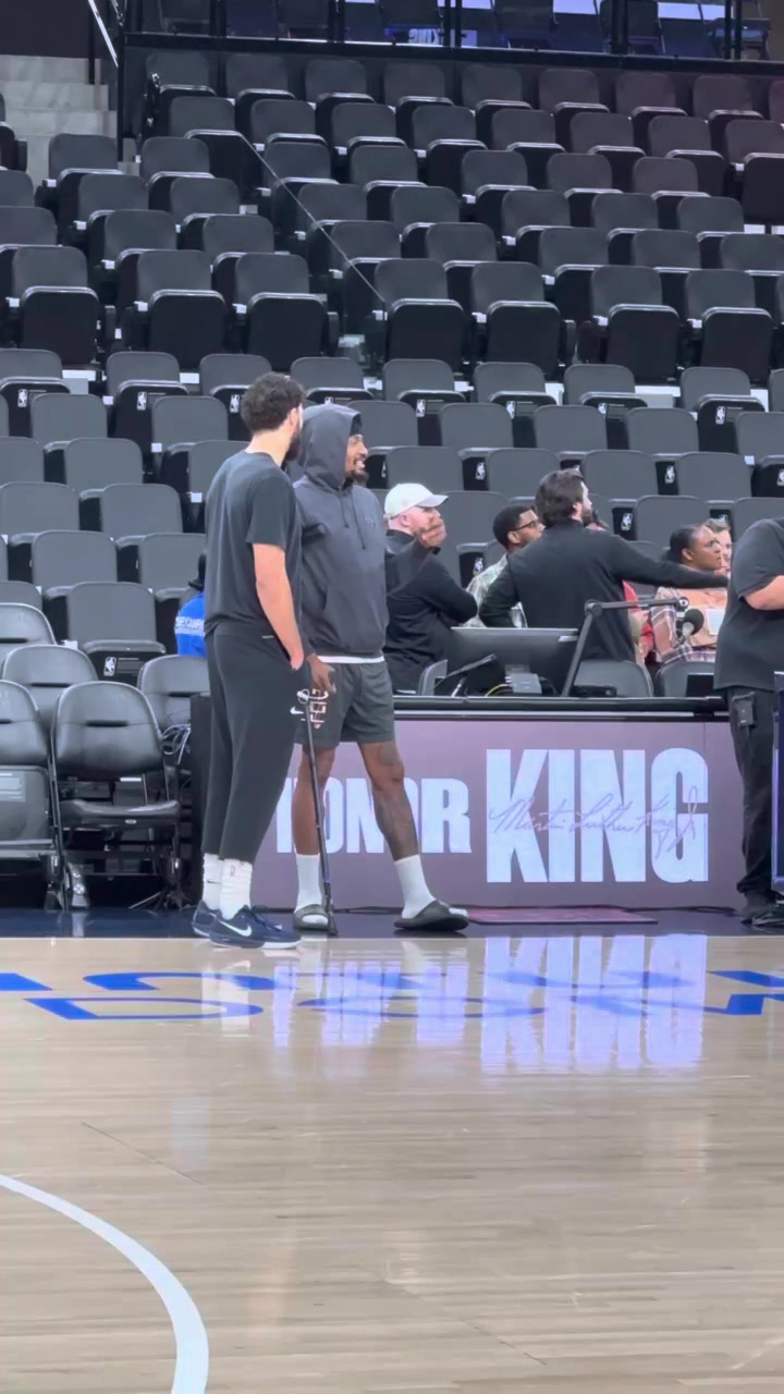 开云体育官网-🙋‍♀️猜小吧看到了谁！赛季报销的比尔今天拄着拐来到了现场